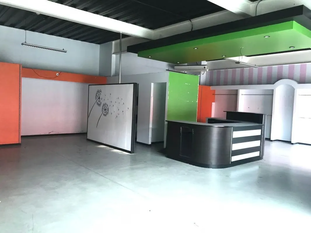 This plaza boasts an excellent location, very close to downtown Ciudad Colón. Located on a main street, it offers easy access and plenty of exposure to the area's heavy traffic., photo 2