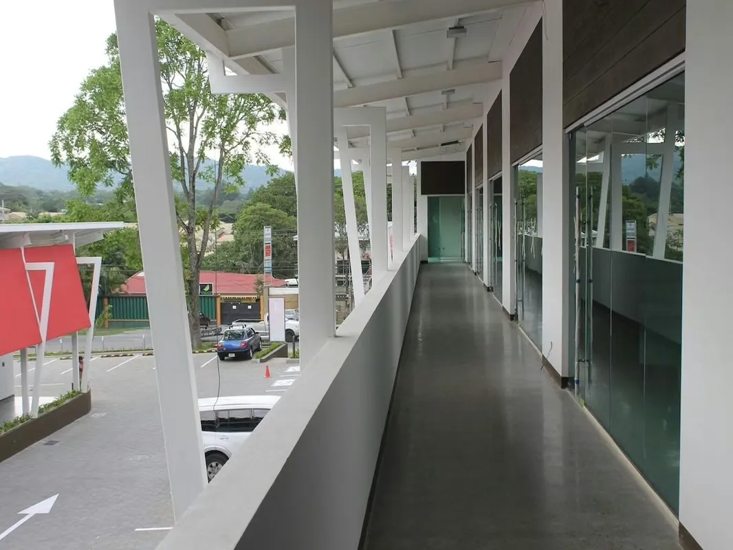 This plaza boasts an excellent location, very close to downtown Ciudad Colón. Located on a main street, it offers easy access and plenty of exposure to the area's heavy traffic., photo 5