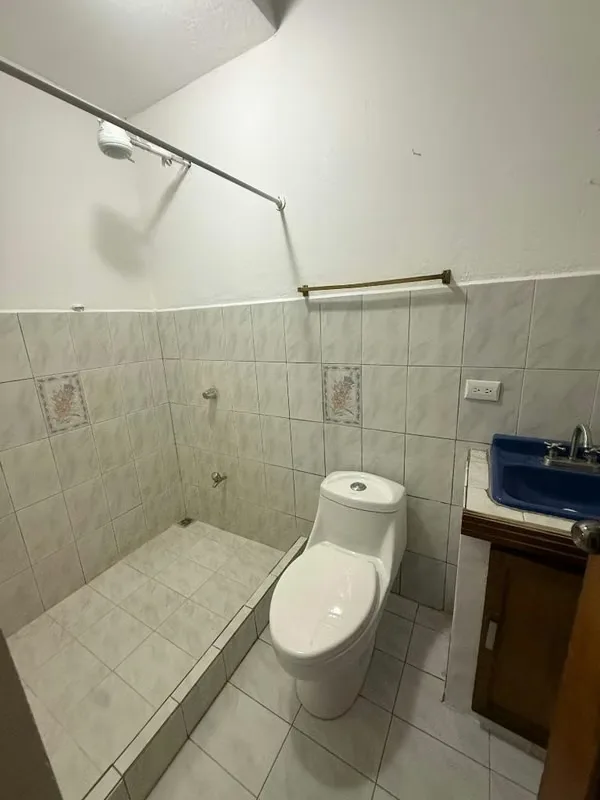 Segundo nivel – edificio de dos plantas con portón eléctrico y cámaras de seguridad., photo 2
