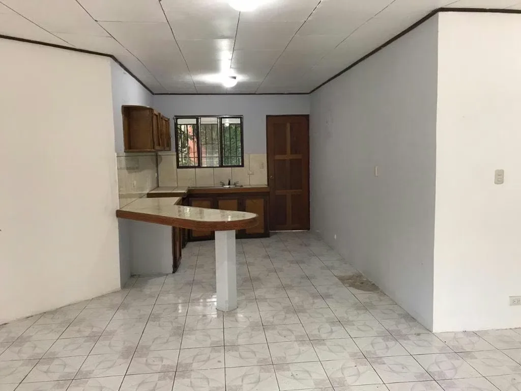Segundo nivel – edificio de dos plantas con portón eléctrico y cámaras de seguridad., photo 3