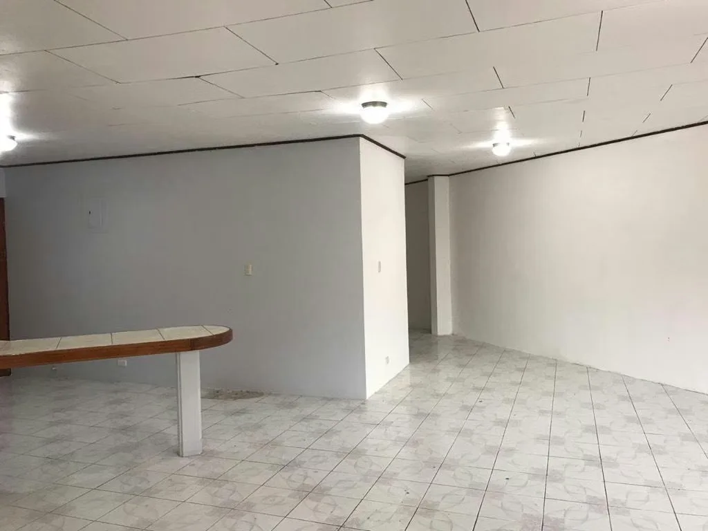 Segundo nivel – edificio de dos plantas con portón eléctrico y cámaras de seguridad., photo 4