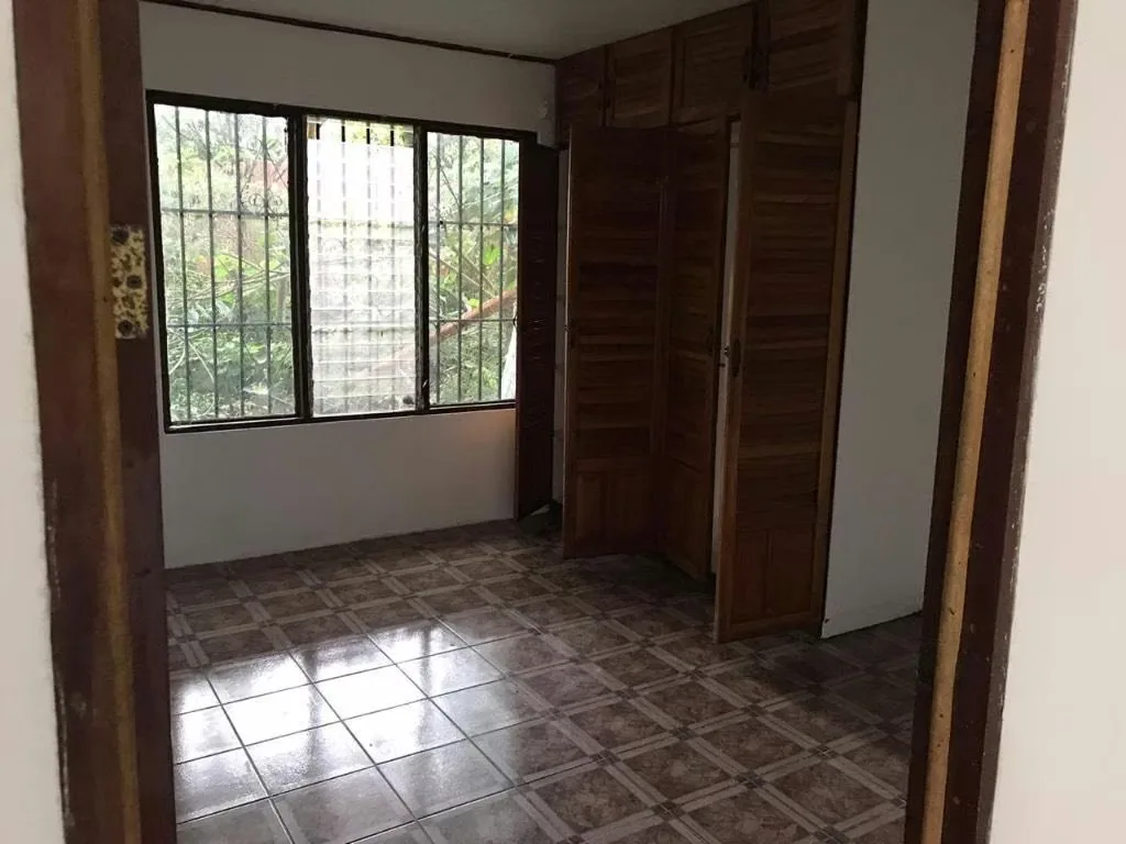 Segundo nivel – edificio de dos plantas con portón eléctrico y cámaras de seguridad., photo 5