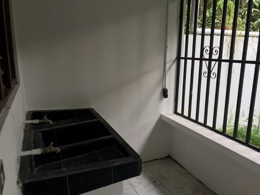 Segundo nivel – edificio de dos plantas con portón eléctrico y cámaras de seguridad., photo 6