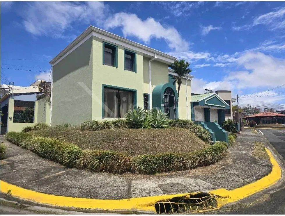 Venta de amplia casa en Residencial en San Pablo de Heredia