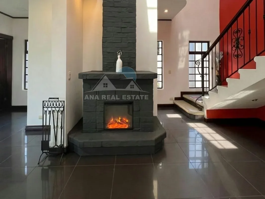 Casa independiente de dos niveles con piscina, amplias áreas sociales y excelente ...