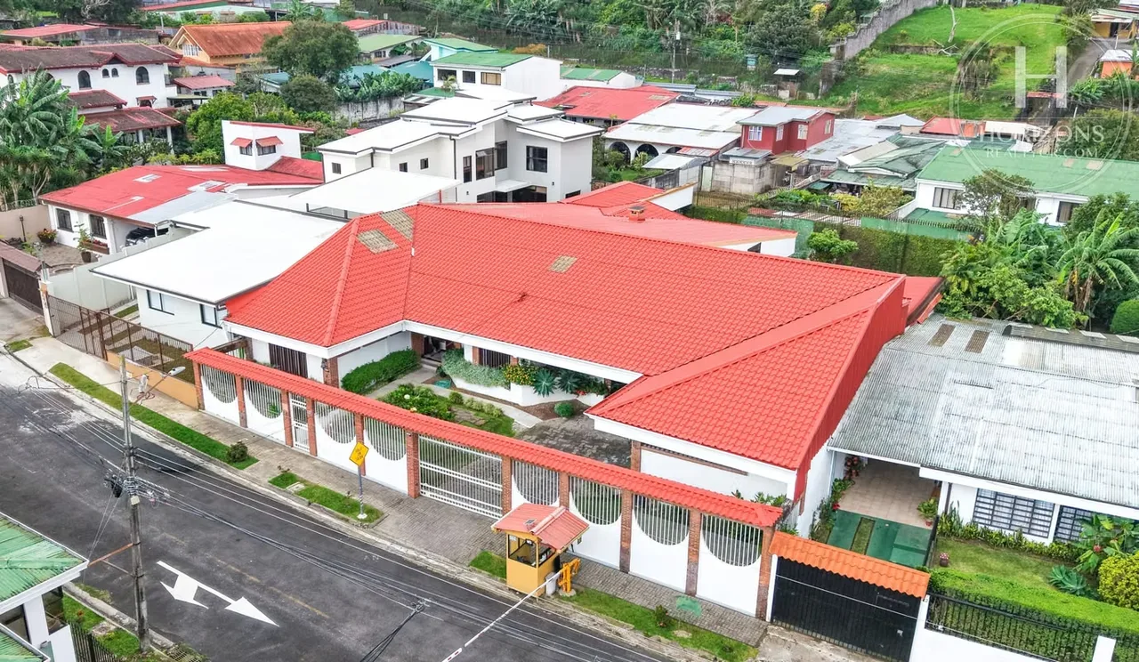 Casa de una planta – 684 m² de construcción – Terreno de 994 m² – 4 habitaciones – 4 baños – 6 parqueos (3 techados) – Gimnasio – Bodega ...