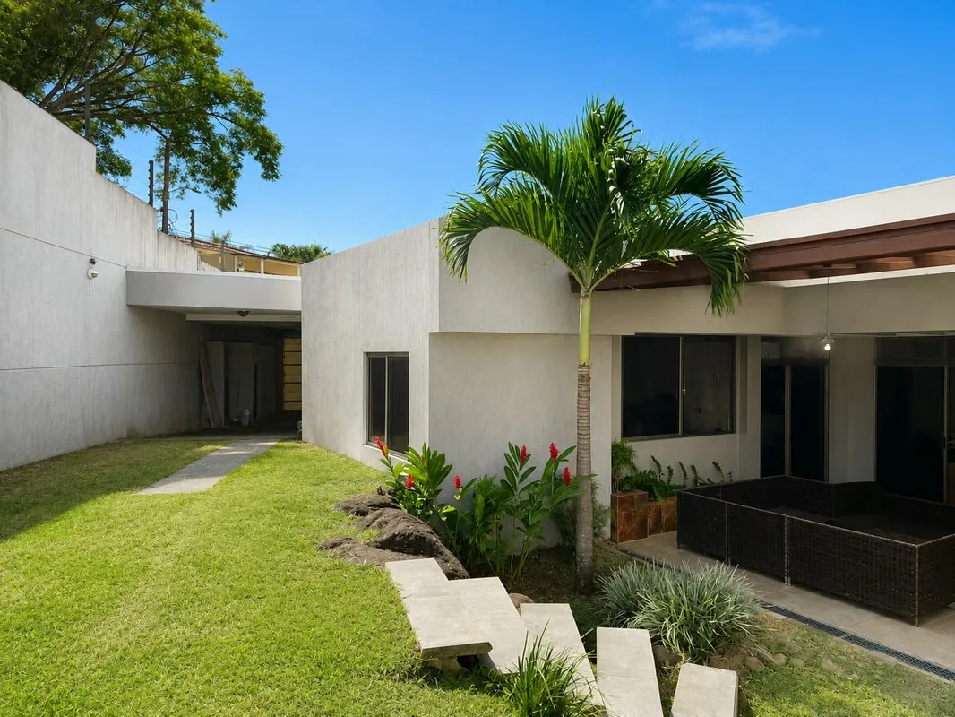 Luxury villa for rent in Cariari - 124; 4 Rooms