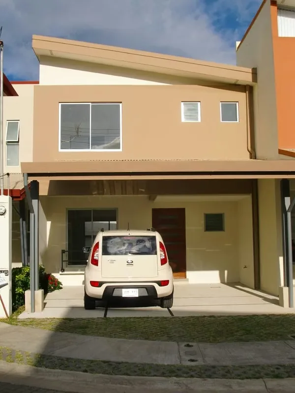 Casa de 3 habitaciones, en condominio con gimnasio, piscina, jacuzzi, cancha multiuso, varios plays, parque para perros, sendero, cerca de varias escuelas, supermercados y centros ...