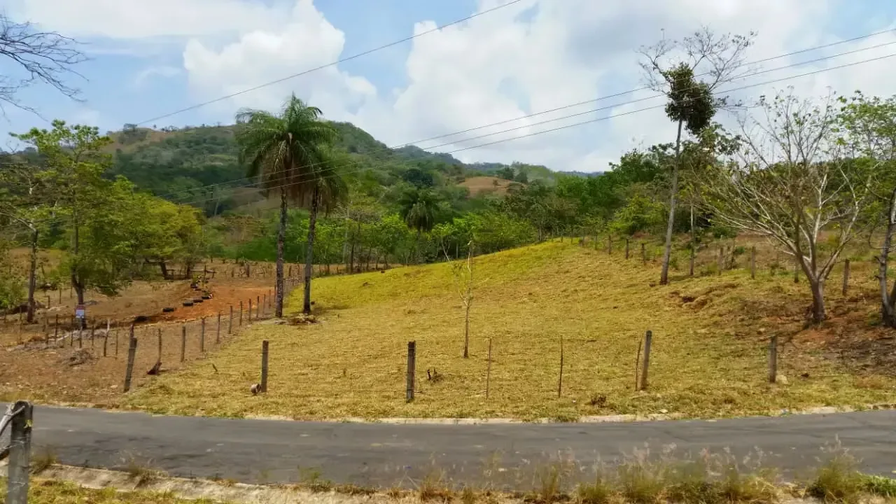 Discover an exceptional opportunity to own a piece of Costa Rican paradise with this magnificent 2000 square meter lot, perfectly situated in the tranquil Residencial Altos de San Pablo ...
