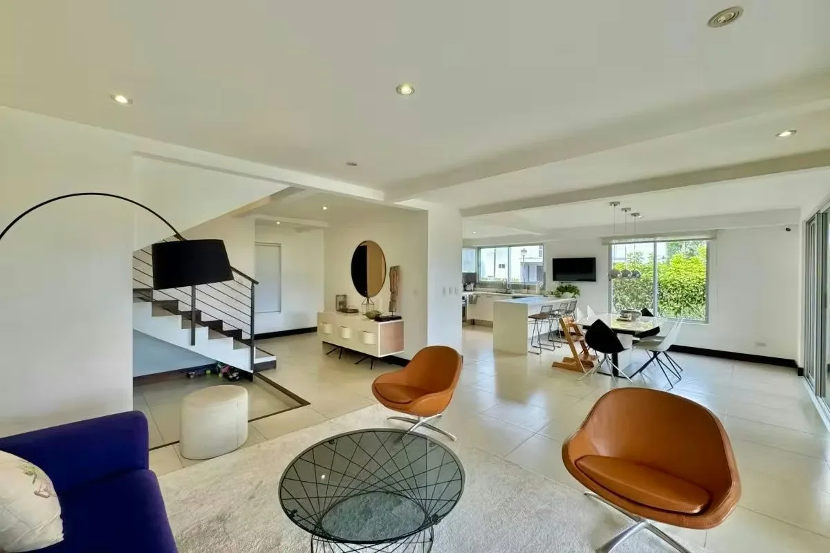 Descubra una casa diseñada para disfrutar diferentes ambientes en cada nivel, dentro del ...