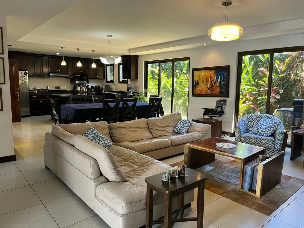 Casa con piscina en venta, Parrita, Puntarenas