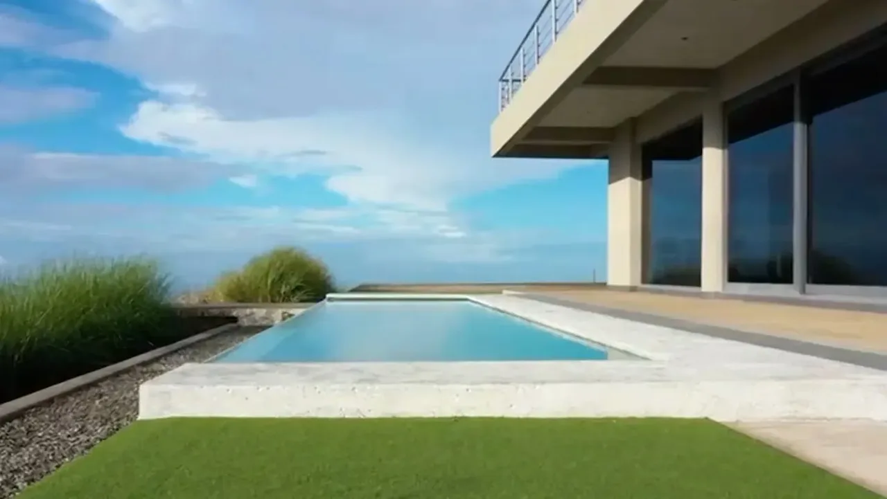 Located 500 meters above sea level, Hermosa Clouds is a unique gem in Costa Rica's luxury real estate market. Spanning 24,979 m², this property perfectly blends nature, design, ...