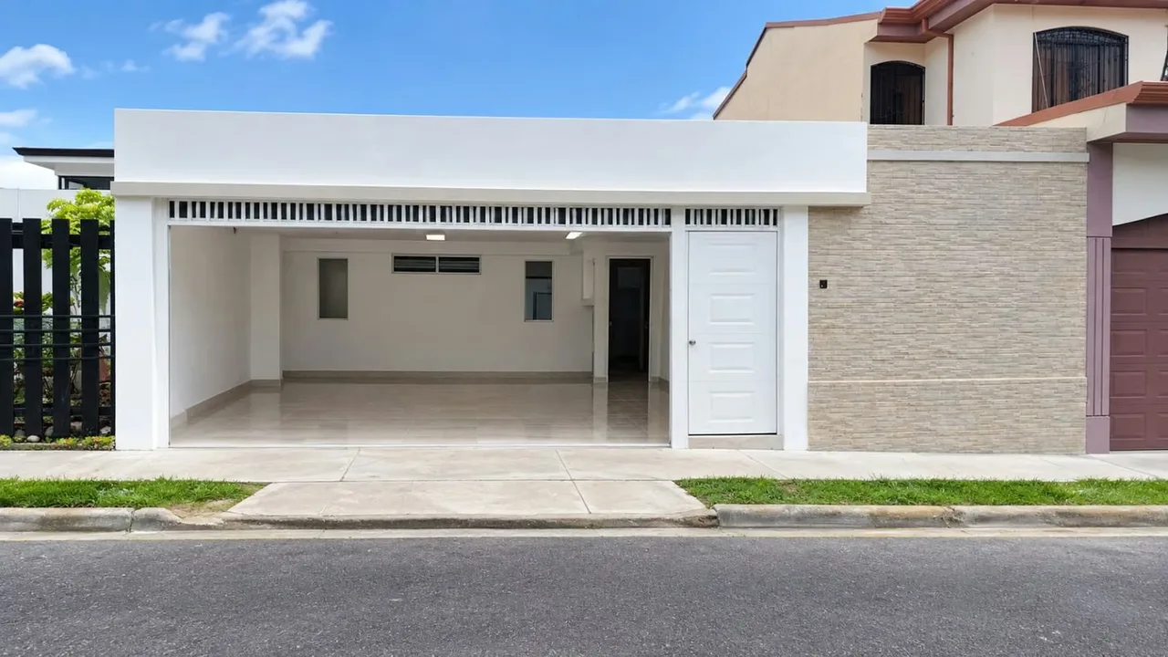 Una casa pensada para quienes valoran la comodidad de vivir en una sola planta, con espacios amplios y una distribución que separa de manera natural las áreas sociales de la zona ...