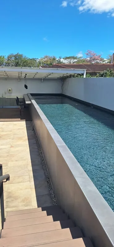 Bello apartamento en edificio dentro de urbanización, el apartamento esta dentro de edificio en piso 5 de una sola planta , con ascensor, cuenta con sala comedor cocina con isla, area ...