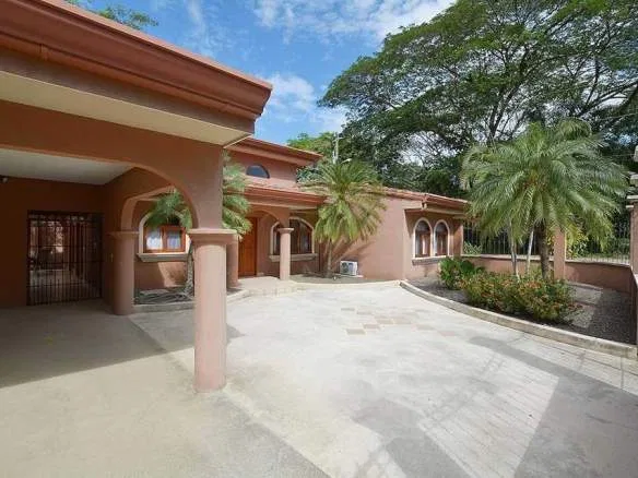 Casa Med, 3 bedroom home with pool, walking distance to the beach