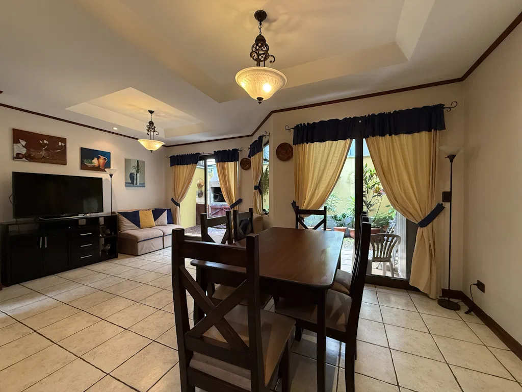 Hermosa Casa de 2 Plantas, Estilo Colonial en Condominio en San Juan de Tibás, photo 2