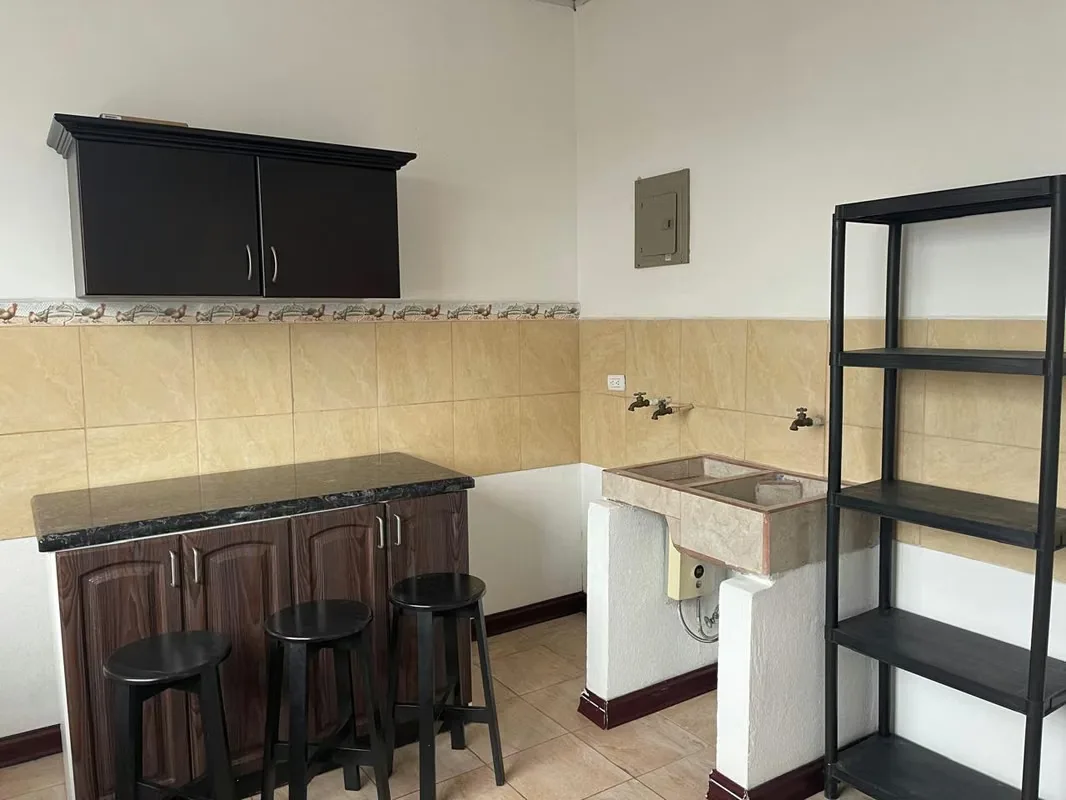 Alquiler cómodo apartamento Estudio, para una persona o PAREJA SIN mascotas, dormitorio, 1 baño, 1 garaje, zona cerca w todos los comercios y servicios. Contacteme para cita.