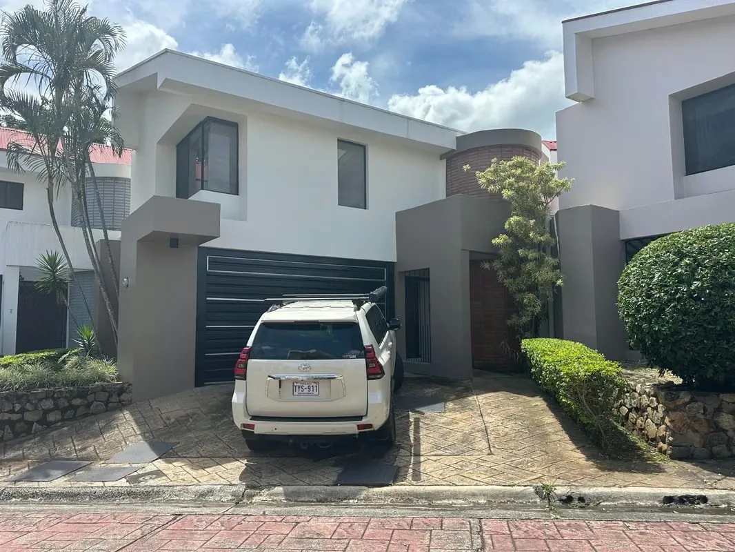 Venta de Casa Remodelada en Condominio Privado, Cerca del Country Club- Escazú