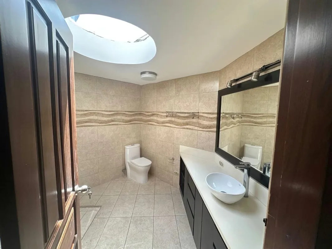 Venta de Casa Remodelada en Condominio Privado, Cerca del Country Club- Escazú, photo 11