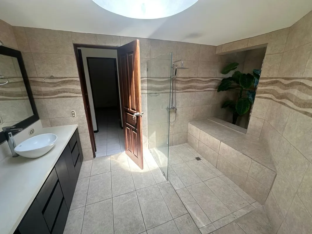 Venta de Casa Remodelada en Condominio Privado, Cerca del Country Club- Escazú, photo 10