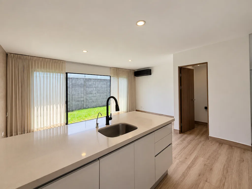 Casa de 2 Habitaciones con Línea Blanca en Bali Guachipelín