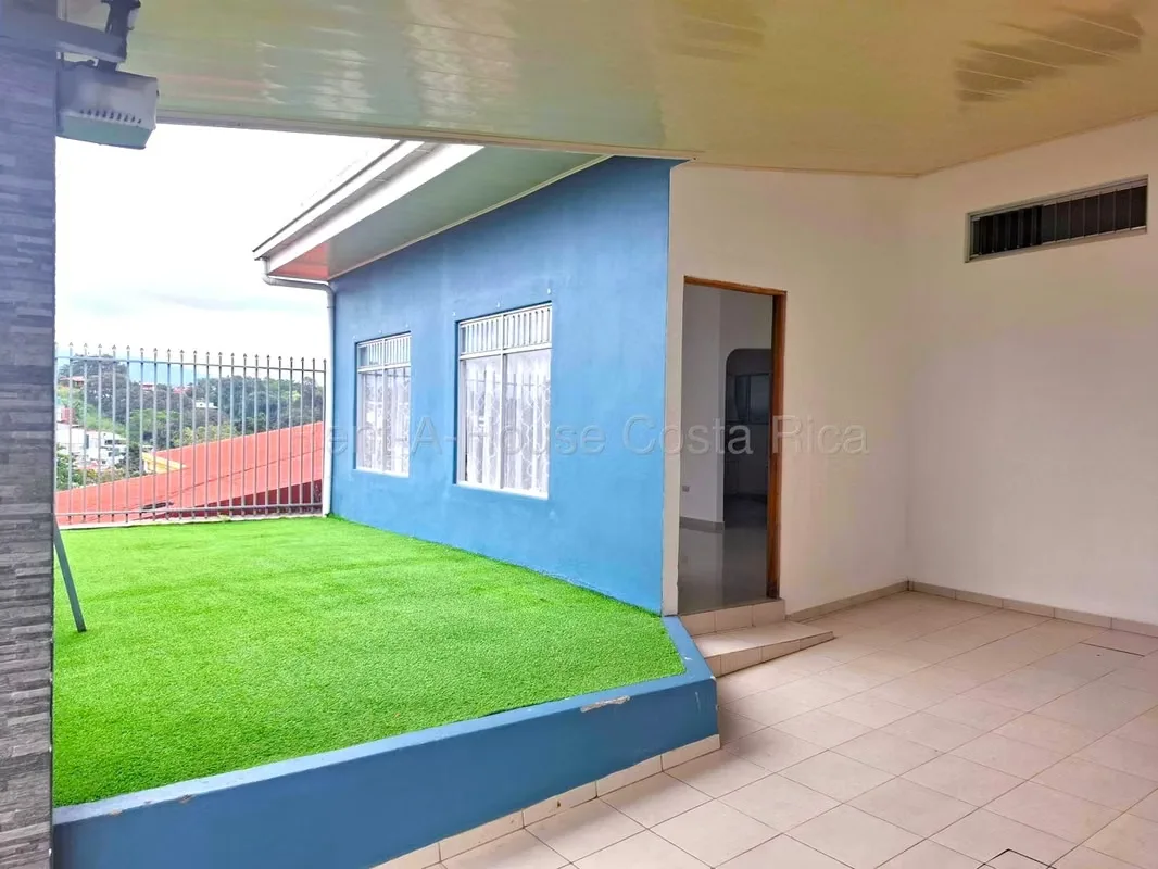 Hay casas que simplemente ofrecen espacio. Y hay otras que ofrecen tranquilidad, seguridad y calidad de vida para toda la familia. Esta es una de ellas.