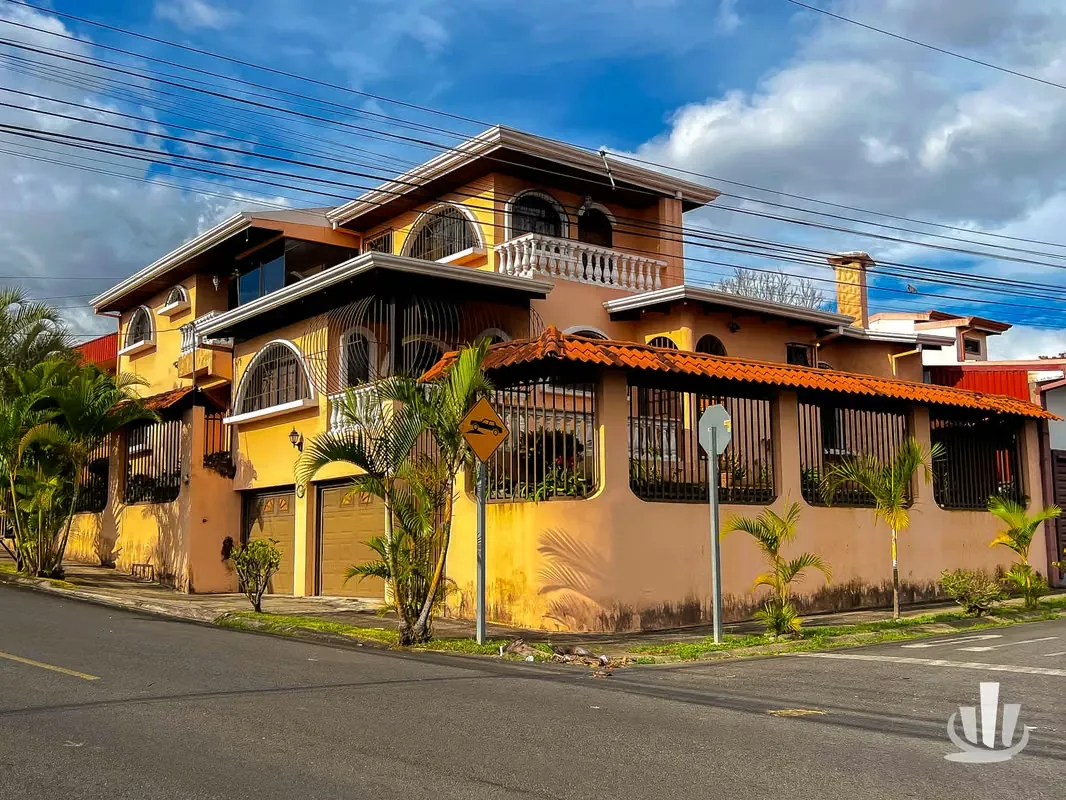 Discover this spacious home located in Residencial Cifuentes, a peaceful residential setting ideal for those seeking comfort, ...