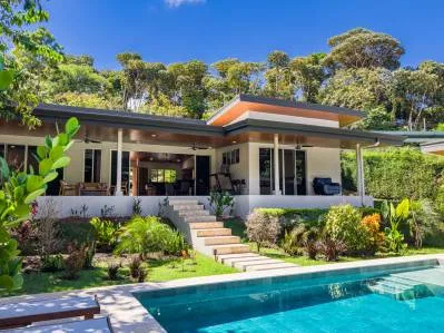 Casa única frente al río con ubicación privilegiada en Uvita