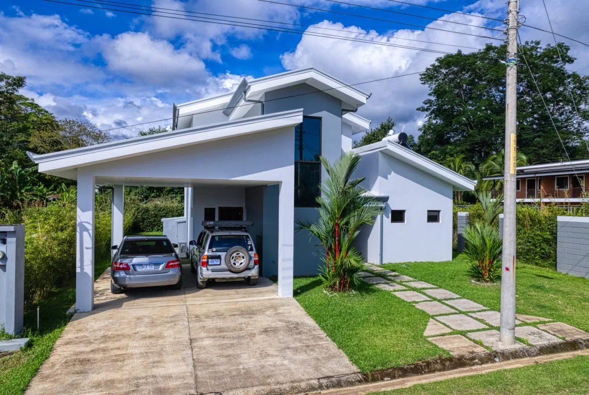 3 BEDROOM MODERN HOME WITH POOL WALKING DISTANCE TO EVERYTHING IN UVITA, photo 2