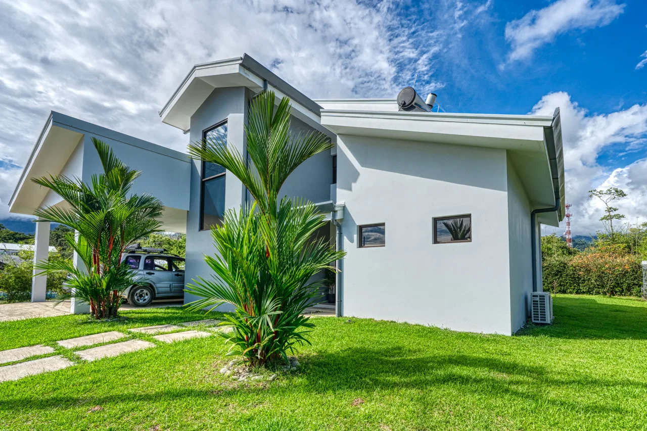 3 BEDROOM MODERN HOME WITH POOL WALKING DISTANCE TO EVERYTHING IN UVITA, photo 3