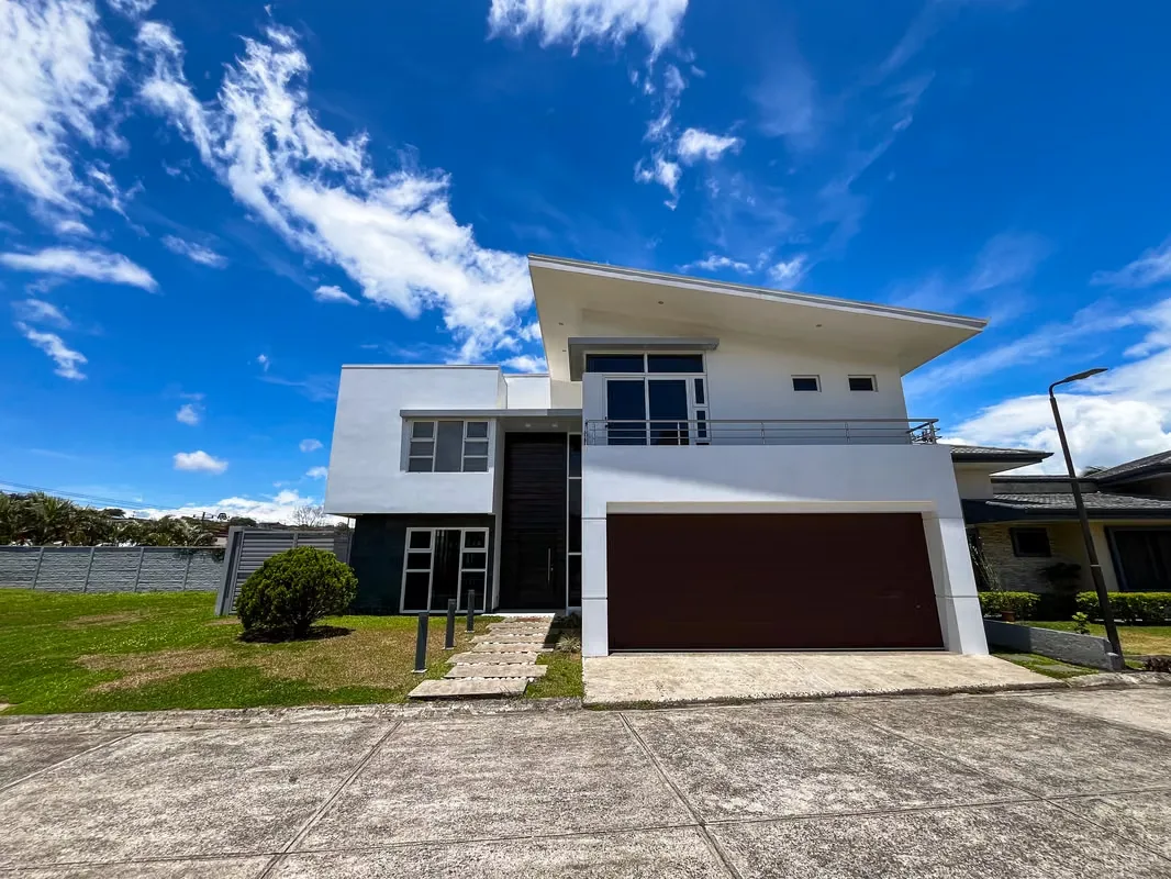 LUXURY HOUSE FOR SALE IN PRIVATE RESIDENTIAL IN QUESADA CITY