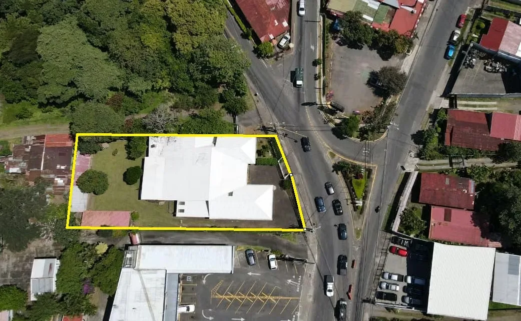 House/Premises area: 700 m² (Includes house, spacious social area, and rear terrace)