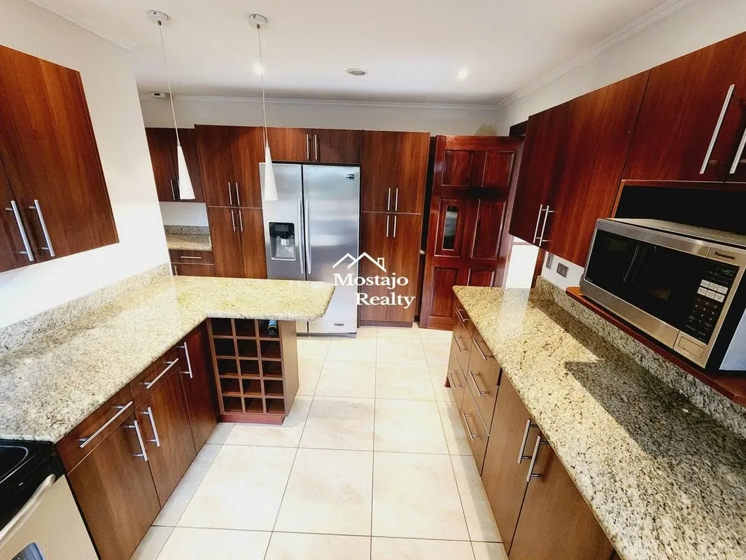 Preciosa casa esquinera con 350m2, super amplia con remodelaciones realizadas. La casa tiene un diseño colonial, con espacios amplios, luz natural, acabados de calidad y los detalles ...