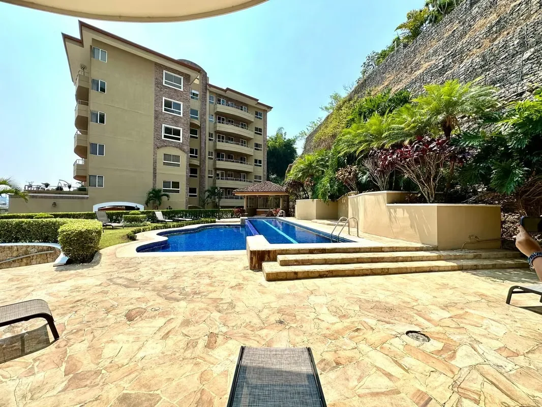 This apartment stands out for its spacious and comfortable layout. The kitchen is integrated into the social area and features a convenient breakfast bar, with direct access to a ...