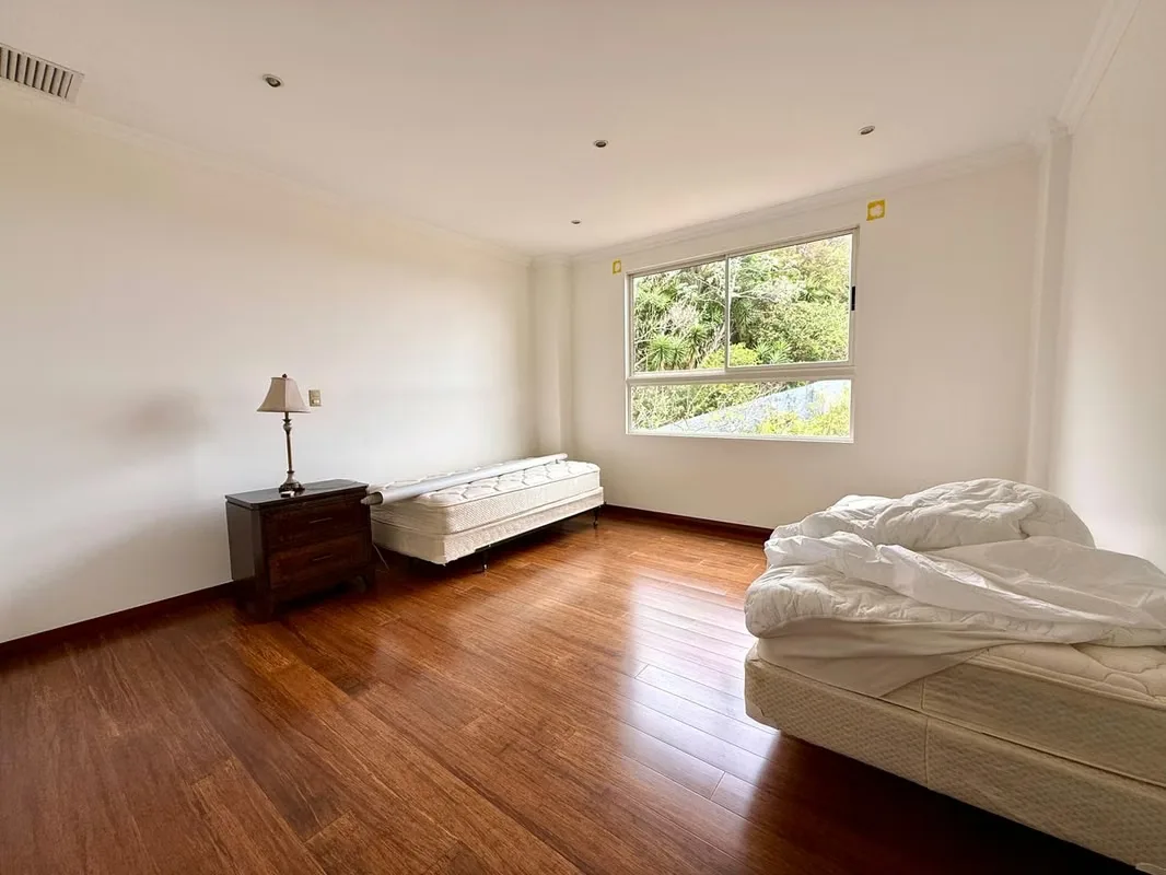 This apartment stands out for its spacious and comfortable layout. The kitchen is integrated into the social area and features a convenient breakfast bar, with direct access to a ..., photo 12