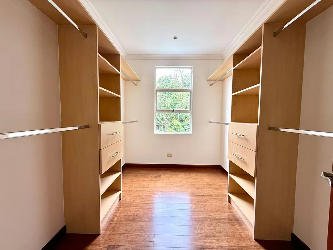 This apartment stands out for its spacious and comfortable layout. The kitchen is integrated into the social area and features a convenient breakfast bar, with direct access to a ..., photo 13
