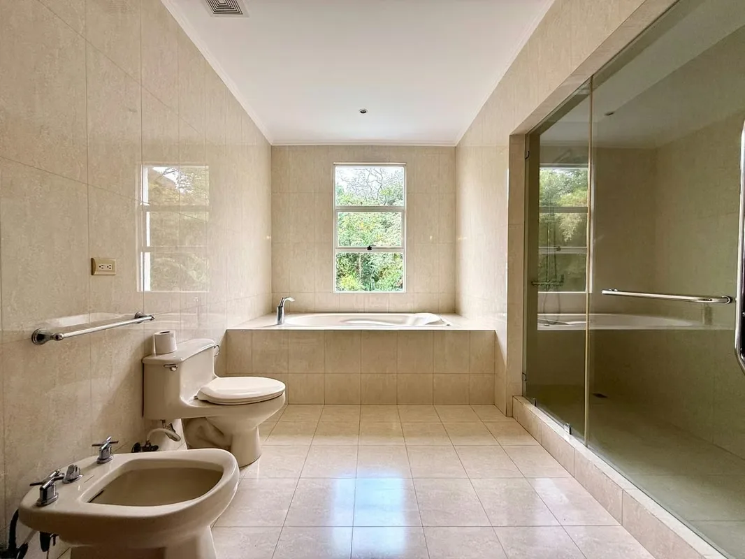 This apartment stands out for its spacious and comfortable layout. The kitchen is integrated into the social area and features a convenient breakfast bar, with direct access to a ..., photo 7
