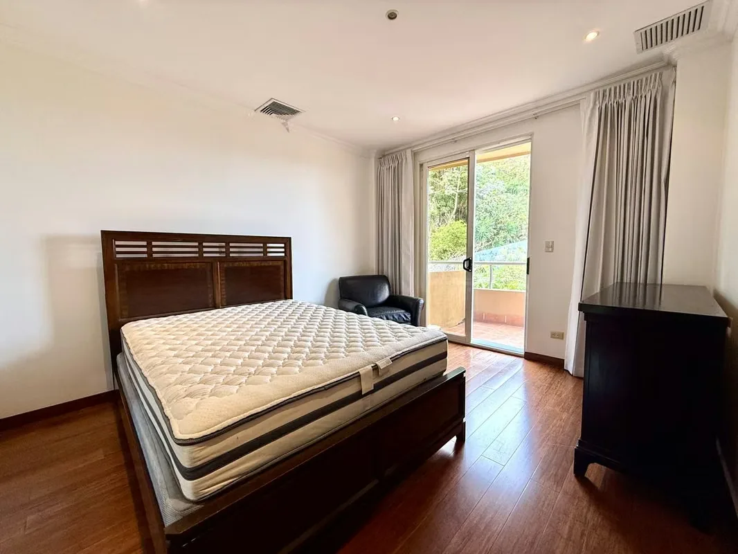 This apartment stands out for its spacious and comfortable layout. The kitchen is integrated into the social area and features a convenient breakfast bar, with direct access to a ..., photo 10