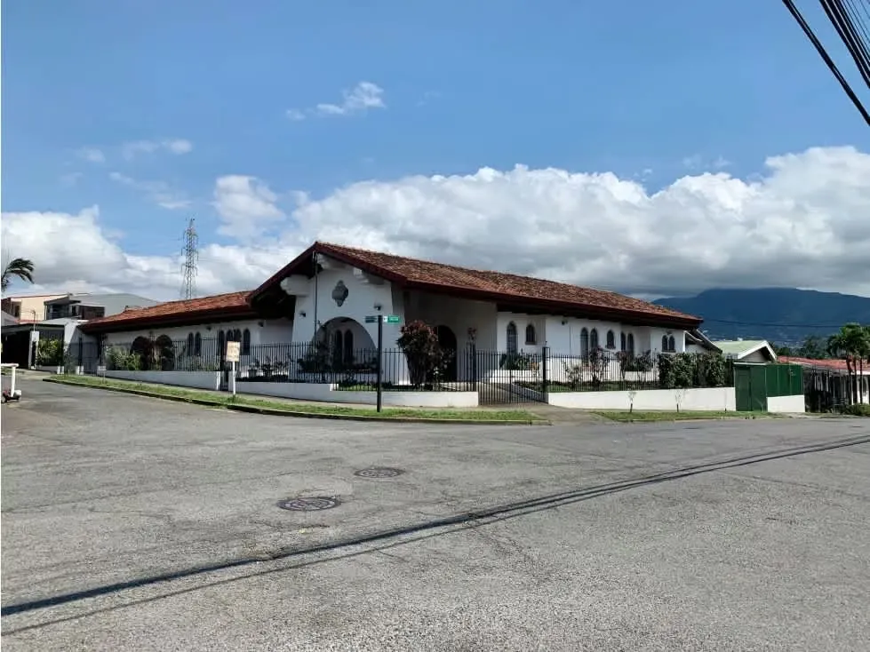 Venta de casa esquinera ubicada en excelente zona de alta plusvalía residencial y comercial. Estratégica ubicación cercana al Hospital del trauma, Hospital México, al INS y con ...