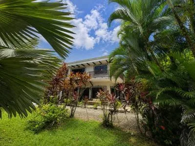 Apartamento junto a la piscina totalmente amueblado en un terreno tropical de 4,86 ​​acres.