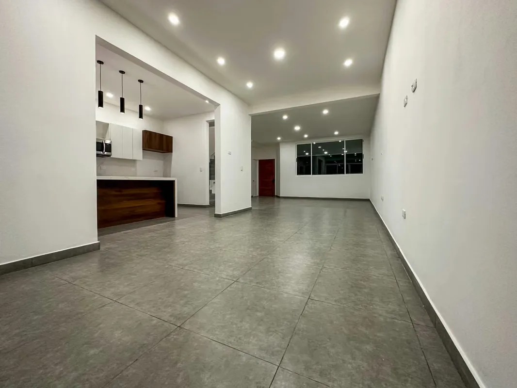 Esta hermosa casa de dos plantas cuenta con un terreno de 213m2 y 240m2 de construcción, su distribución es la siguiente: