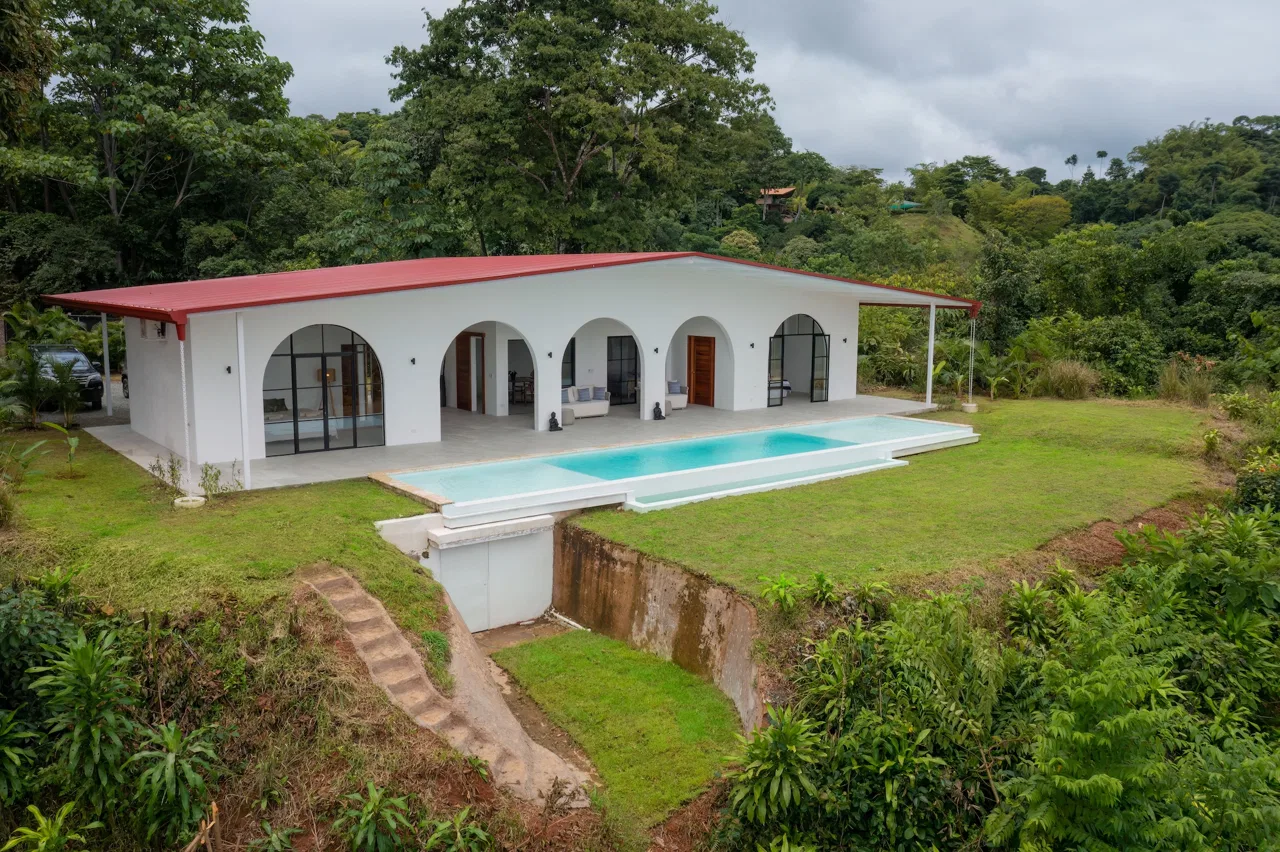 2-BEDROOM HOUSE WITH CONTEMPORARY DESIGN, IN TRES RÍOS – 1.49 ACRES