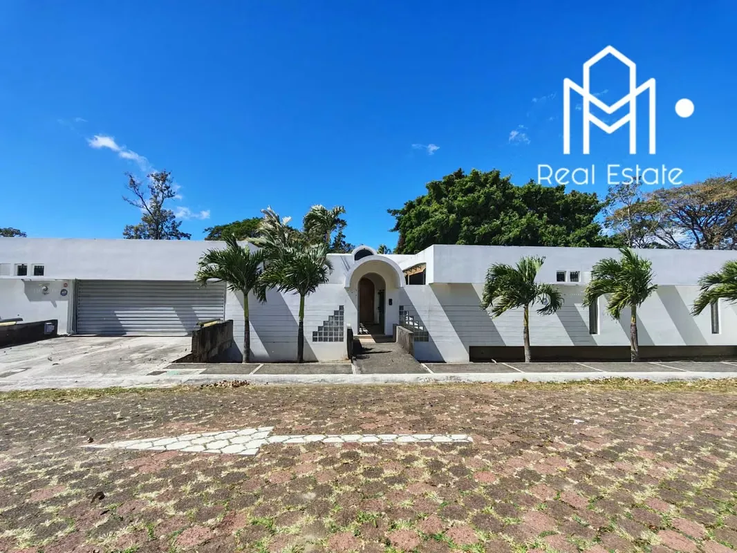 Esta imponente propiedad redefine la elegancia en uno de los residenciales más exclusivos y seguros de Heredia. Con un terreno de ...