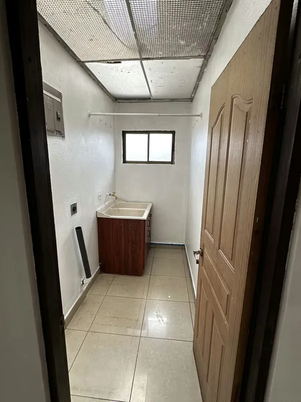 Very safe apartment building, second floor apartment very comfortable and large well illuminated with two large rooms with closet living room kitchen battery room and service. 300 megas ..., photo 6