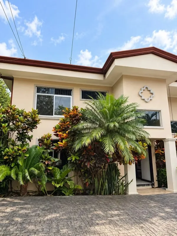 Amplia y cómoda casa de 400 m², ideal para disfrutar en familia y con excelentes espacios para vivir y recibir invitados.