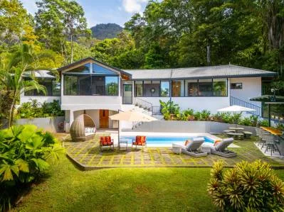 Paraíso moderno en la jungla, bordeado por un río, photo 4