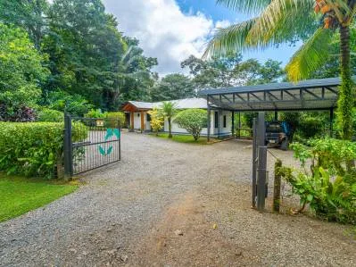 Paraíso moderno en la jungla, bordeado por un río, photo 5