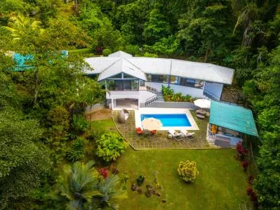 Paraíso moderno en la jungla, bordeado por un río, photo 6