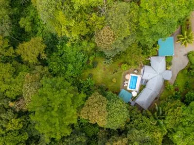 Paraíso moderno en la jungla, bordeado por un río, photo 7