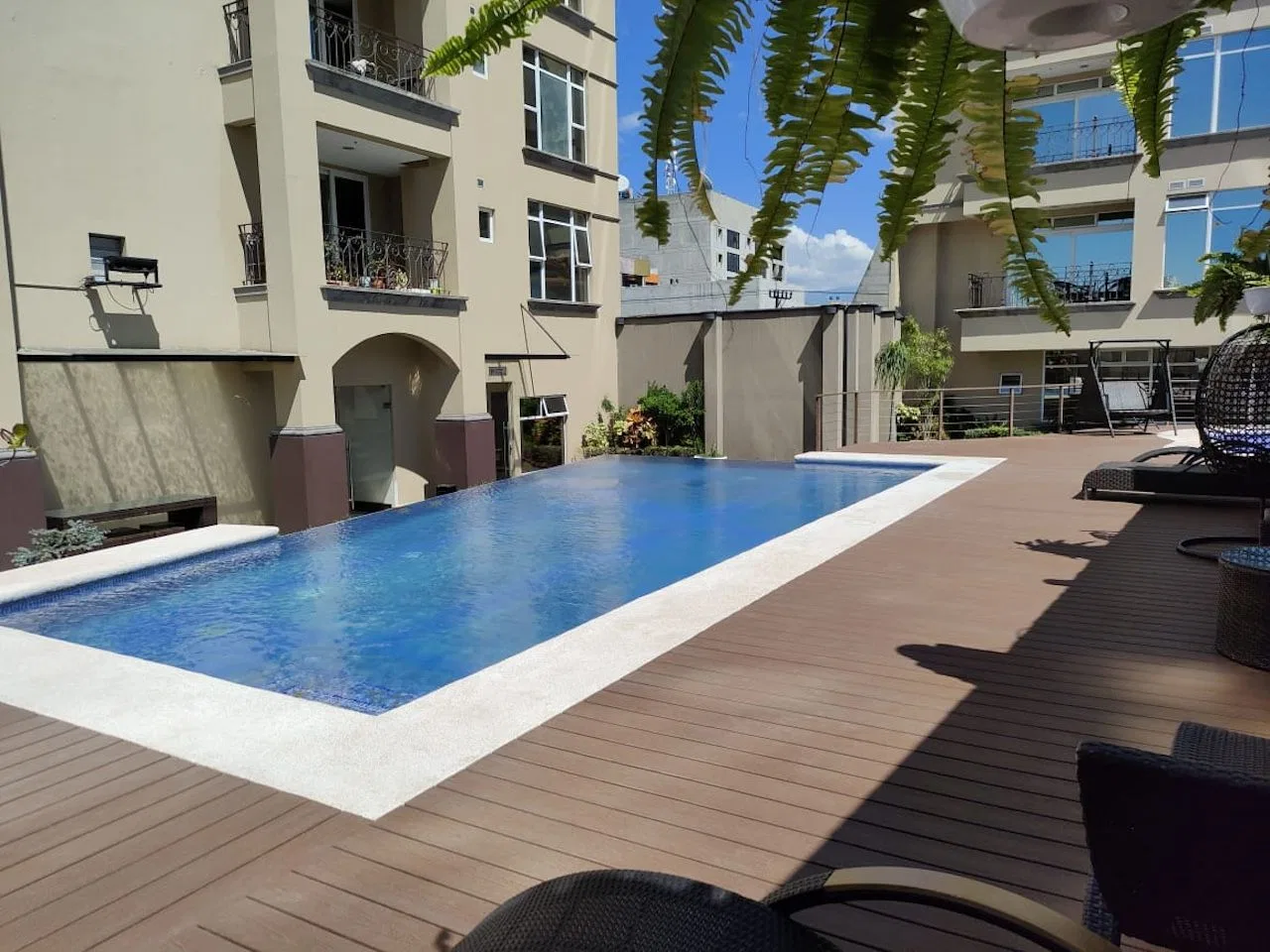 ALQUILER DE APARTAMENTO CON VISTAS EN CONDOMINIO - SABANA SUR